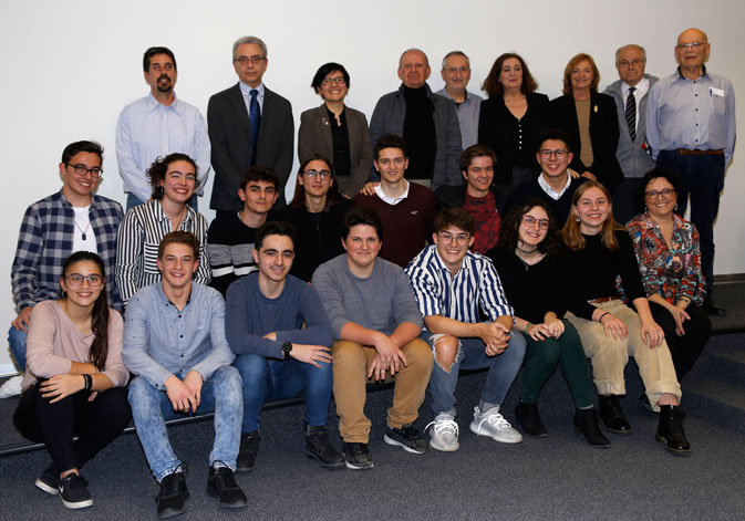 Award-winning students and team coordinator of the local stage of Valencia at the XXX Physics Olympiad.